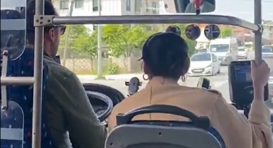 Sakarya’da Minibüs Şoförüyle Dertleşen Genç Kadın, Sosyal Medyada Gündem Oldu