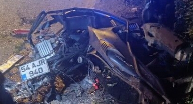 Serdivan'da Otomobilin Çarptığı Motosiklet Paramparça Oldu: Motokurye Hayatını Kaybetti