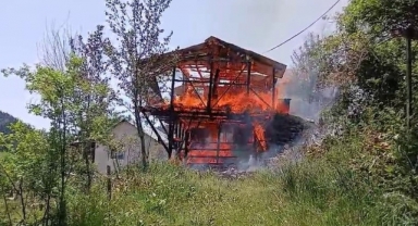 Yayla Evi Alev Alev Yandı