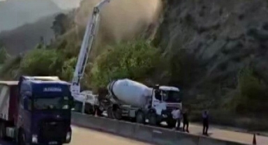 Beton Mikseri Ve TOMA İle Alevlere Karşı Mücadele