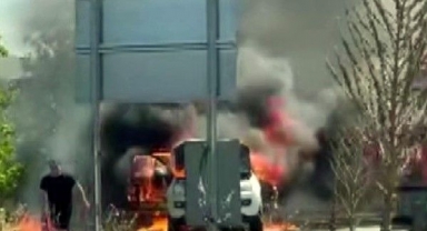 Alev Topuna Dönen Araç Kullanılamaz Hale Geldi