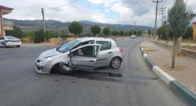 Geyve'de Araç Kontrolden Çıkıp Kaldırıma Çarptı: 1 Yaralı