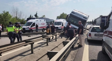 Tırın Yerinden Söktüğü Bariyer Parçaları Yola Savruldu