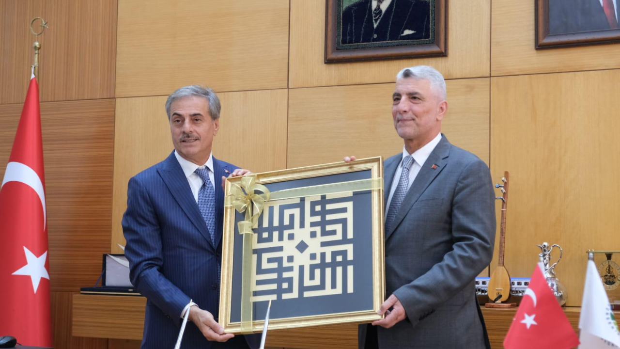 Bakan Bolattan Büyükşehir Belelediyesine Zİyaret