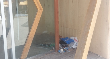 Şehir Meydanında Çöp Rezaleti! Bu Kadar Sorumsuzluk Olmaz