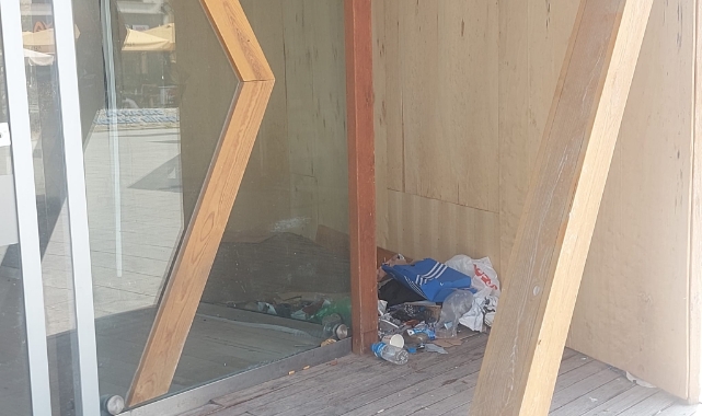 Şehir Meydanında Çöp Rezaleti! Bu Kadar Sorumsuzluk Olmaz