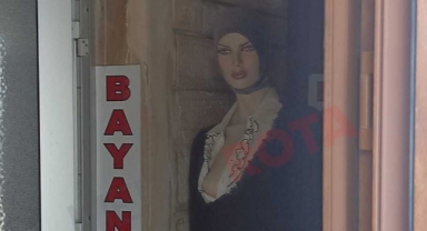 Yeni Camide Duran Cansız Manken Dikkat Çekti