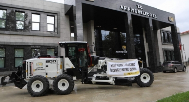 Çevre Şehircilik Bakanlığından Arifiye Belediyesine Hibe Greyder Desteği