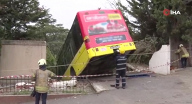 İstanbul'da Freni Patlayan İETT Otobüsü İstinat Duvarında Asılı Kaldı
