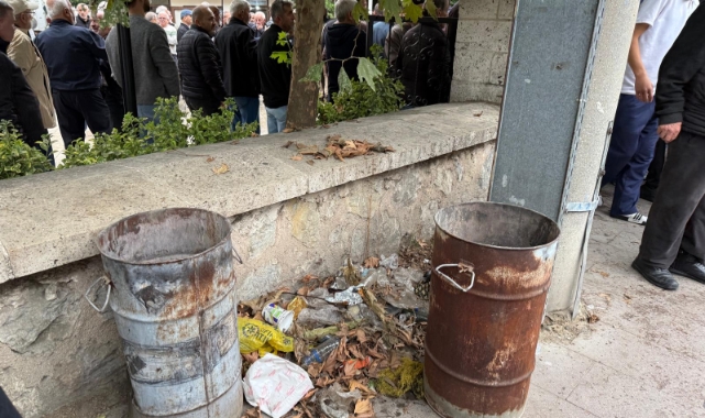 Tarihi Caminin Önündeki Kirlilik Vatandaşları Rahatsız Etti
