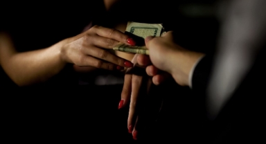 Fuhuş Baskını: 4 İkamet Fuhuştan Mühürlendi, 11 Kişiye İşlem Uygulandı!