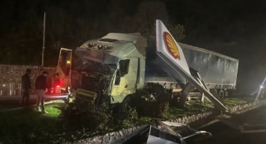 Geyve'de Tır Petrol İstasyonuna Daldı!