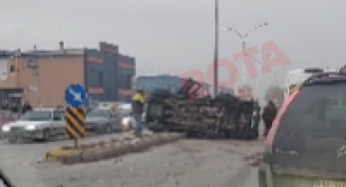 Erenler’de Korkutan Kaza: Araç Refüjde Yan Yattı