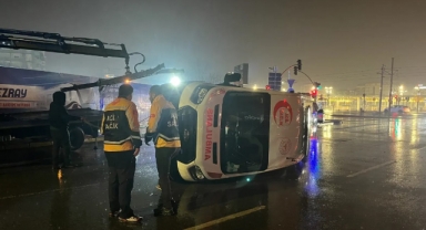 Panelvan İle Çarpışan Ambulans Devrildi