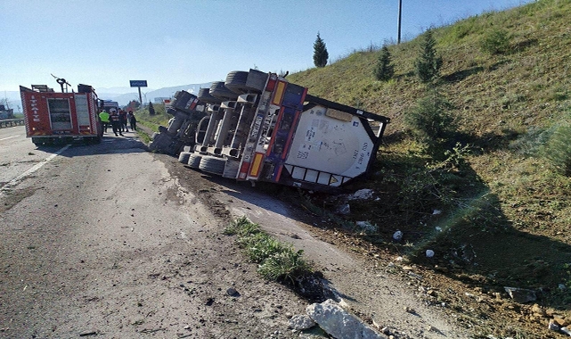 Kontrolden Çıkan TIR Devrildi; Sürücüsü Yaralandı