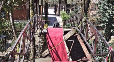 Köprü Çöktü, Dereye Düştüler!