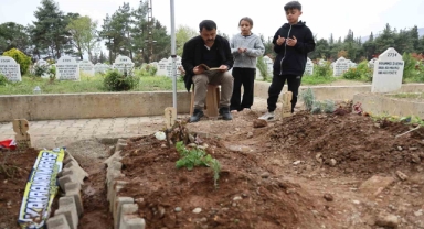 Saldırıda Ölen 4 Öğrencinin Mezarında Hüzün Ve Gözyaşı Hakim