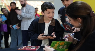 Şermin Yaşar’a Yoğun İlgi: Uzun İmza Kuyrukları Oluştu