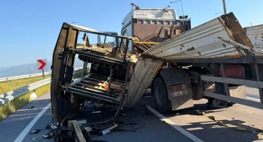 Tırın Üzerindeki İş Makinesi Yola Savruldu!