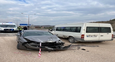 Virajı Alamayan Otomobil Park Halindeki Araca Çarptı: 3 Yaralı