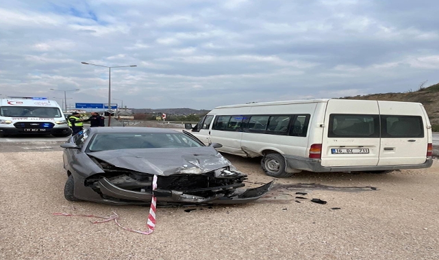 Virajı Alamayan Otomobil Park Halindeki Araca Çarptı: 3 Yaralı