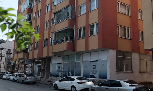 Genç Kız, Hocasının Elinden Kurtulmak İçin Balkondan Çıplak Atladı