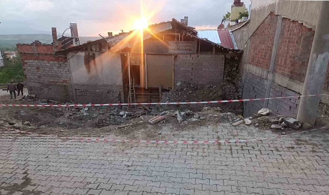 Yıkılan Metruk Evde Oynayan Çocuklar Kurtuluş Savaşına Ait Olduğu Değerlendirilen El Bombası Buldu