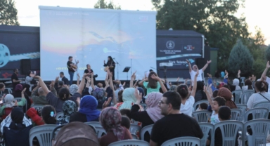 Arifiye'de Açık Hava Sineması Ve Konser İle Yaz Akşamına Renkli Buluşma