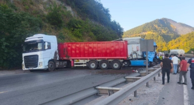 Aynı İstikamette Seyreden 2 TIR Çarpıştı, 1 Kişi Yaralandı