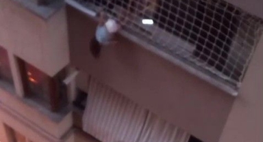Balkon Filesinde Asılı Kalan Çocuğunu Düşmesin Diye Dakikalarca Tuttu