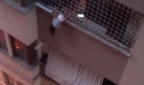 Balkon Filesinde Asılı Kalan Çocuğunu Düşmesin Diye Dakikalarca Tuttu