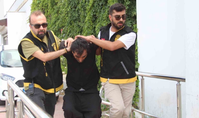 Birlikte Yaşadığı Kadını Çekiçle Darbedip Boğazından Bıçaklamıştı: