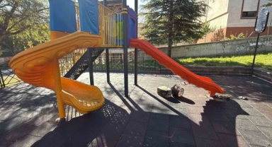 Çocuk Parkındaki Kaydıraklara Yanık Yağ Döktüler