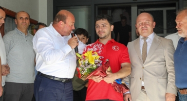 Ferizli’nin Gururu Hacı İsmail Bekar’a Coşkulu Karşılama