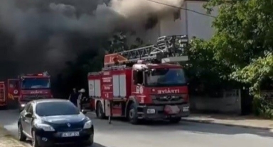 İki Katlı Binanın Çatısında Yangın