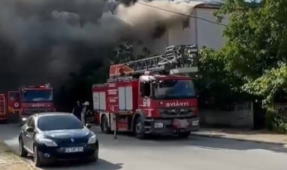 İki Katlı Binanın Çatısında Yangın