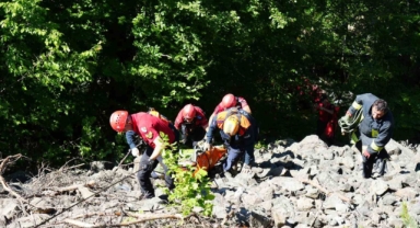 Kayıp İki Arkadaş Dere Yatağına Yuvarlanan Araçta Ölü Bulundu