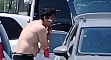 Otomobil Camını Ayna Yaptı, Yol Kenarında Tıraş Oldu