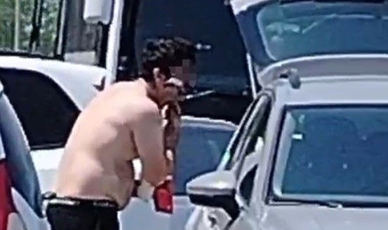 Otomobil Camını Ayna Yaptı, Yol Kenarında Tıraş Oldu