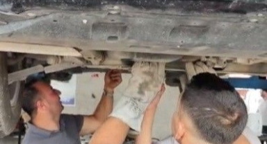 Otomobilin Motoruna Sıkışan Yavru Kedi Kurtarıldı