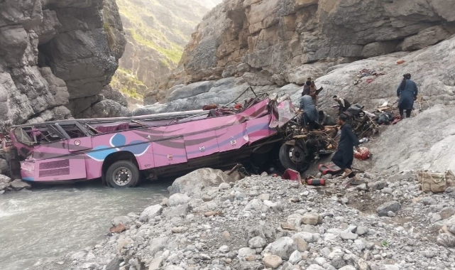 Pakistan'da Yolcu Otobüsü Dev Çukura Uçtu: 40 Ölü