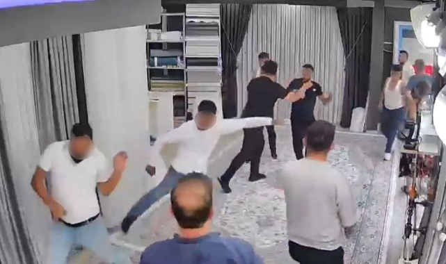 Sopa ve Bıçakla Kovaladıkları Adam Perde Dükkanına Dalınca Ortalık Karıştı; O Anlar Kamerada
