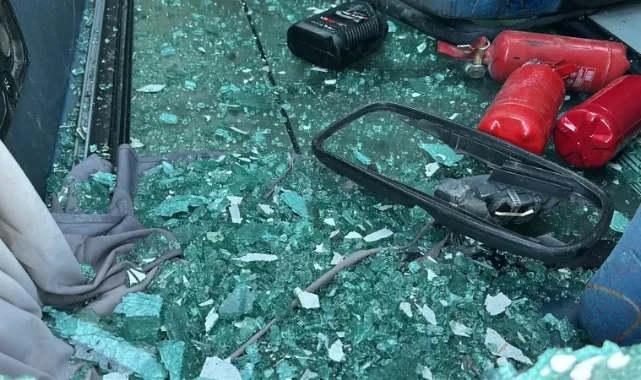 Tır İle Çarpışan İşçi Midibüsü Devrildi: 13 Yaralı